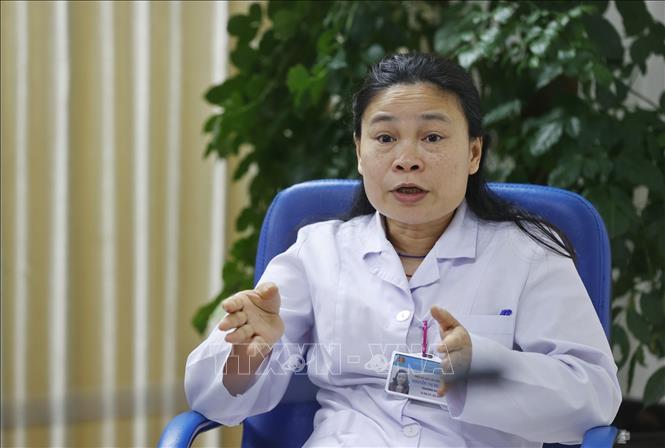 TS.BS Nguyễn Bích Ngọc, Trưởng khoa Hô hấp, BV Phổi Trung ương chia sẻ những kỷ niệm về nghề y. Ảnh: Minh Quyết – TTXVN