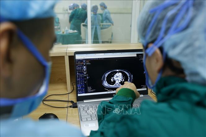 Hằng ngày, các y bác sĩ luôn phải tập trung cao độ, báo cáo theo phút, họp liên tục để cập nhật tình hình điều trị cho người bệnh. Ảnh: Minh Quyết – TTXVN