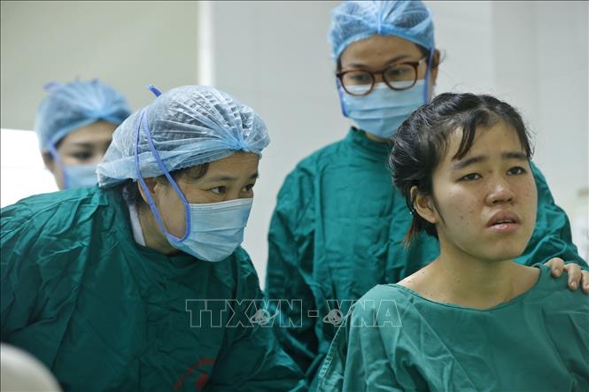 TS.BS Ngọc khám cho bệnh nhân P.A.T đang trong quá trình hồi phục. Ảnh: Minh Quyết – TTXVN