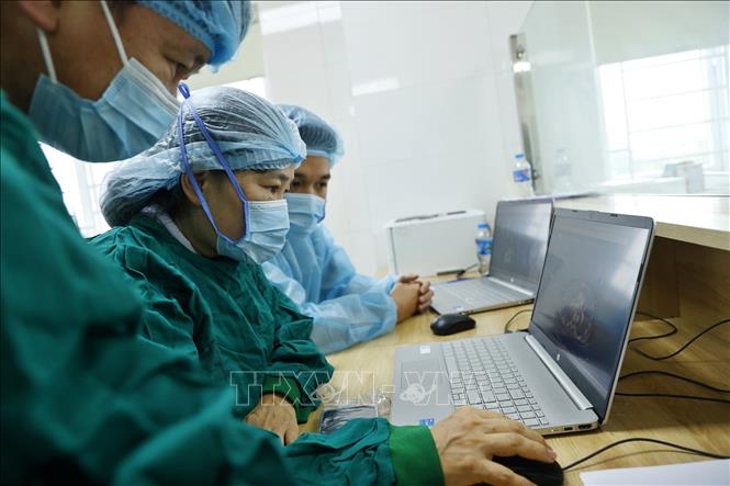 TS.BS Nguyễn Bích Ngọc, Trưởng khoa Hô hấp, BV Phổi Trung ương, Trưởng nhóm điều phối phẫu thuật ghép phổi chia sẻ: những ngày đầu sau ca đại phẫu ghép 2 phổi cho cô gái 21 tuổi quê ở Bắc Kạn, ca phẫu thuật thì khó, nhưng thách thức hậu phẫu lại rất nặng nề. Ảnh: Minh Quyết – TTXVN