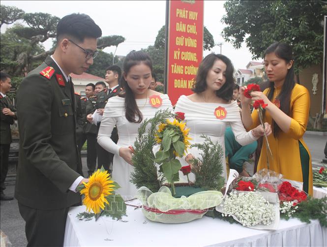 Các đội tuyển tham gia phần thi cắm hoa. Ảnh: Thùy Dung - TTXVN