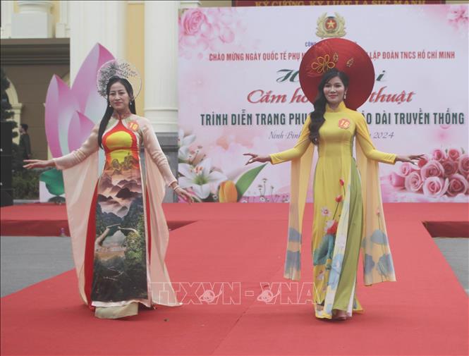 Các đội tuyển tham gia phần thi trình diễn trang phục áo dài. Ảnh: Thùy Dung - TTXVN
