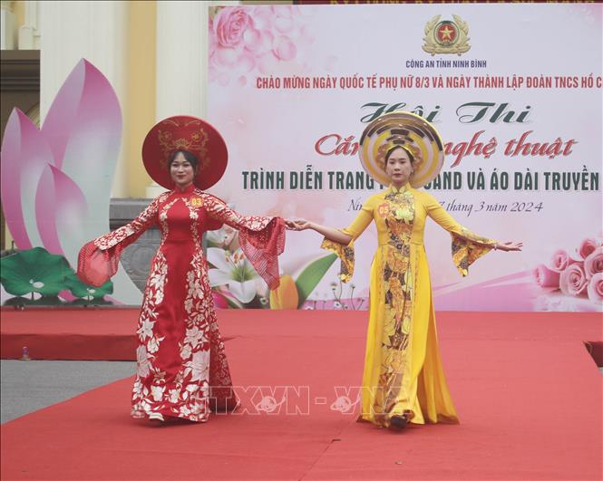Các đội tuyển tham gia phần thi trình diễn trang phục áo dài. Ảnh: Thùy Dung - TTXVN