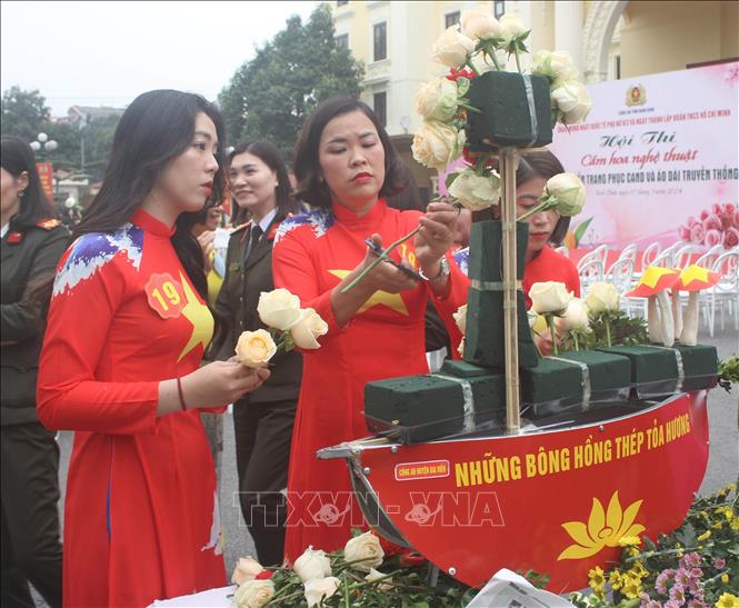 Các đội tuyển tham gia phần thi cắm hoa. Ảnh: Thùy Dung - TTXVN