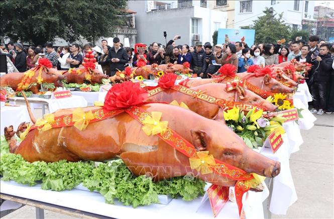 Rất đông người dân và du khách đến xem Thi trình diễn quay lợn. Ảnh: Anh Tuấn – TTXVN