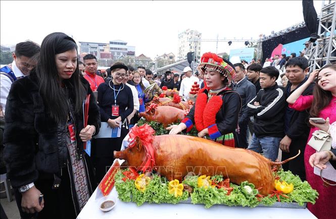 Ban tổ chức chấm điểm lợn quay của các đơn vị. Ảnh: Anh Tuấn – TTXVN