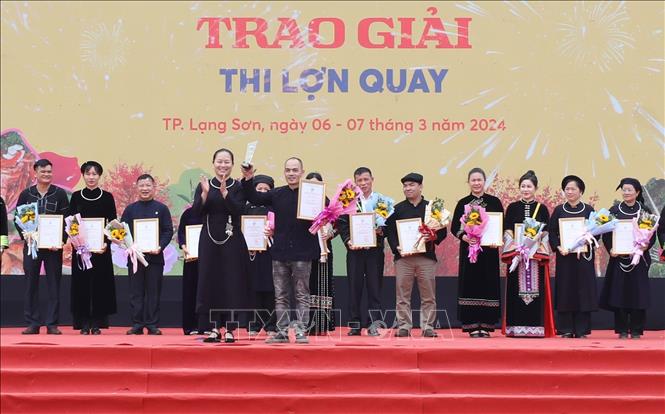 Đội UBND huyện Tràng Định đoạt giải Nhất thi quay lợn. Ảnh: Anh Tuấn – TTXVN