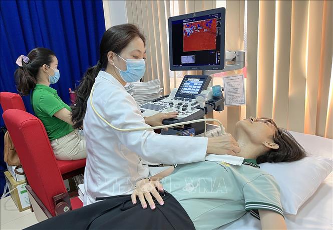 Liên đoàn lao động quận Phú Nhuận tổ chức khám bệnh, chăm sóc sức khỏe miễn phí cho công nhân lao động nhân dịp 8/3. Ảnh: Thanh Vũ - TTXVN
