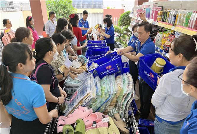 Liên đoàn lao động Quận Phú Nhuận tặng phiếu mua hàng miễn phí cho công nhân lao động nhân dịp 8/3. Ảnh: Thanh Vũ - TTXVN
