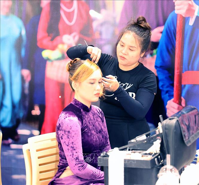 Trang điểm miễn phí cho các thí sinh tham gia Hội thi 