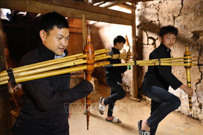 Anh Giàng Seo Lìn (trái) dạy thổi, múa khèn cho các thế hệ sau tại thôn Thèn Ván, xã Pà Vầy Sủ, huyện Xín Mần. Ảnh: Minh Đức – TTXVN