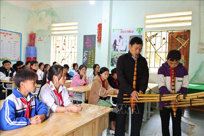 Anh Giàng Seo Lìn dạy thổi, múa khèn cho học sinh trường Phổ thông dân tộc bán trú và Trung học cơ sở Pà Vầy Sủ, huyện Xín Mần. Ảnh: Minh Đức – TTXVN