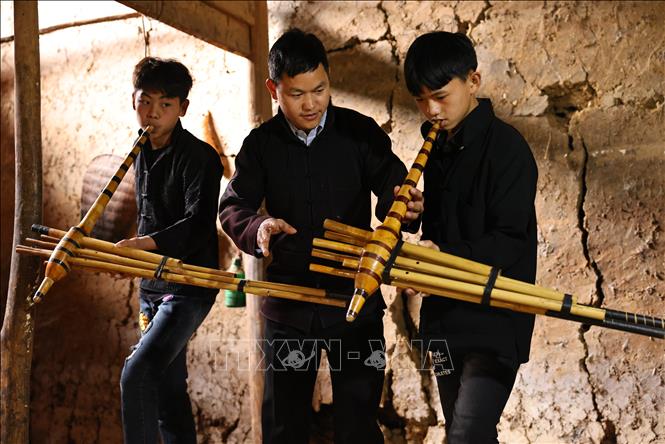 Anh Giàng Seo Lìn dạy thổi, múa khèn, múa gậy đồng xu cho các thế hệ sau tại thôn Thèn Ván, xã Pà Vầy Sủ, huyện Xín Mần. Ảnh: Minh Đức – TTXVN
