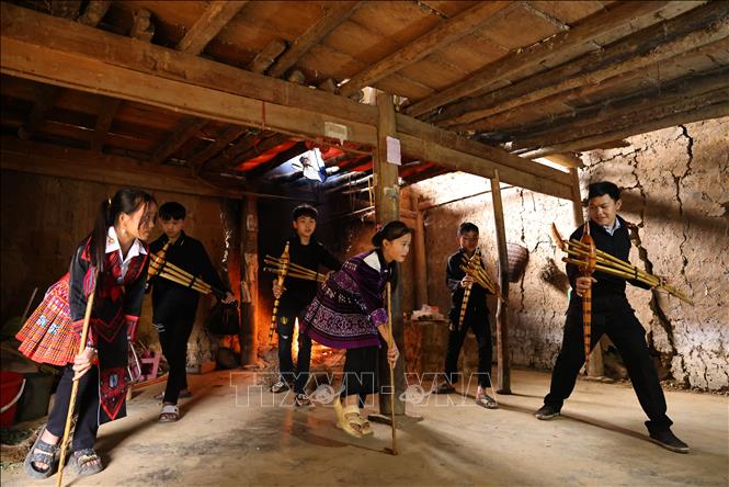 Anh Giàng Seo Lìn dạy thổi, múa khèn, múa gậy đồng xu cho các thế hệ sau tại thôn Thèn Ván, xã Pà Vầy Sủ, huyện Xín Mần. Ảnh: Minh Đức – TTXVN