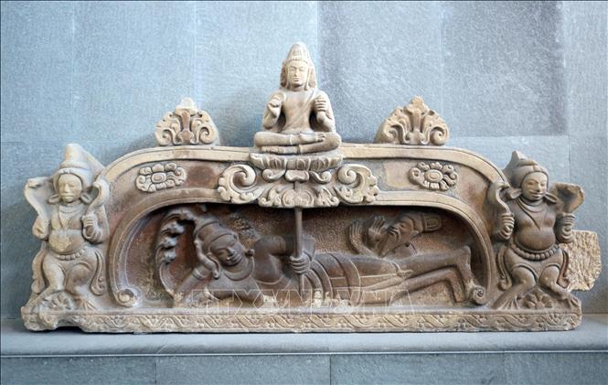 Phù điêu Đản sinh Brahma, chất liệu Sa thạch, xuất xứ Mỹ Sơn (Quảng Nam), niên đại Thế kỷ VII – VIII, được công nhận Bảo vật quốc gia năm 2024. Đây là bức chạm khắc trang trí trên vòm cửa của tháp Mỹ Sơn E1, được đưa về bảo tàng năm 1935. Ảnh: Trần Lê Lâm - TTXVN 