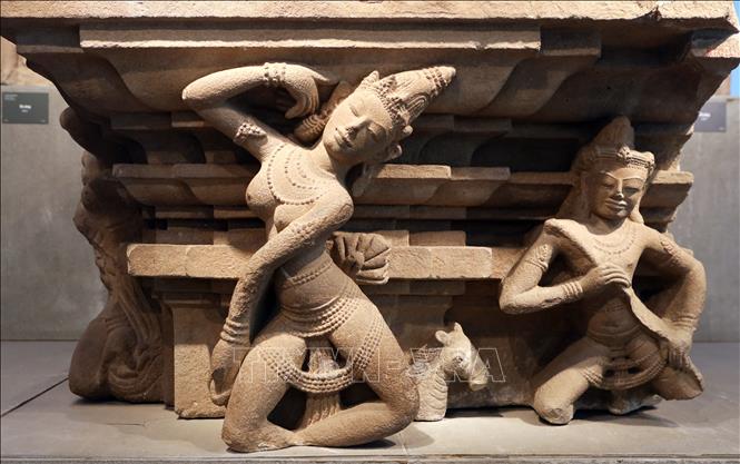 Phù điêu Apsara, chất liệu Sa thạch, xuất xứ Trà Kiệu (Quảng Nam), niên đại thế kỷ X, được công nhận Bảo vật quốc gia năm 2024. Ảnh: Trần Lê Lâm - TTXVN 
