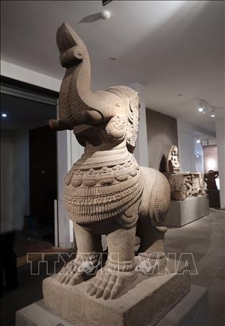 Tượng Gajasimha, chất liệu Sa thạch, xuất xứ Tháp Mẫm (Bình Định), niên đại thế kỷ XII, được công nhận Bảo vật quốc gia năm 2020. Tượng được tìm thấy trong cuộc khai quật tại Tháp Mẫm (Bình Định) năm 1933-1934 do EFEO thực hiện. Sau đó, tượng được đưa về Bảo tàng từ năm 1935. Ảnh: Trần Lê Lâm - TTXVN 