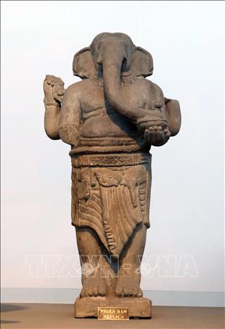 Tượng thần Ganesha, chất liệu Sa thạch, xuất xứ Mỹ Sơn (Quảng Nam), niên đại thế kỷ VII, được công nhận Bảo vật quốc gia năm 2020. Tượng được phát hiện vào năm 1903 bởi Viện Viễn Đông Bác Cổ Pháp (EFEO) khi tiến hành khảo cổ tại đền-tháp E5 thuộc nhóm E (theo cách phân nhóm của các nhà khảo cổ học người Pháp) tại di tích Mỹ Sơn, tỉnh Quảng Nam. Sau đó, tượng được đưa về lưu giữ và giới thiệu tại Bảo tàng từ năm 1918. Ảnh: Trần Lê Lâm - TTXVN 