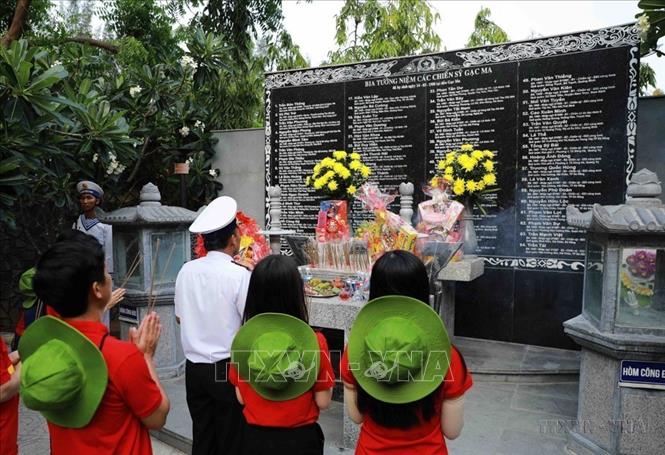 Đoàn công tác Bộ Tư lệnh vùng 4 Hải quân và Trung ương Đoàn dâng hương tại đài tưởng niệm các chiến sĩ hy sinh tại đảo Gạc Ma trước ngày lên đường thăm quần đảo Trường Sa. Ảnh: Vũ Sinh - TTXVN