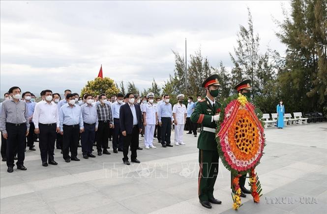 Thủ tướng Phạm Minh Chính và đoàn công tác dâng hương tại khu tưởng niệm chiến sĩ Gạc Ma (xã Cam Hải Đông, huyện Cam Lâm, tỉnh Khánh Hòa). Ảnh: Dương Giang-TTXVN