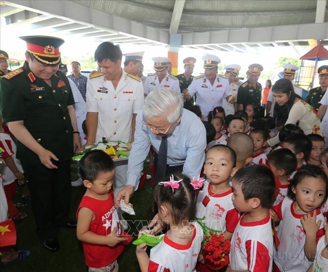 Tổng Bí thư Nguyễn Phú Trọng thăm, tặng quà giáo viên và học sinh Trường mầm non Trường Sa (2016). Ảnh: Trí Dũng- TTXVN