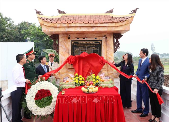 Delegates at the inauguration ceremony for the upgraded memorial site for the victims in Soc Son district, Hanoi. VNA Photo: An Đăng