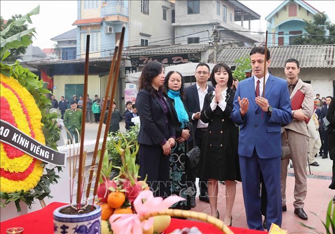 Redha Oucher, a charge d'affaires at the Algerian Embassy, offers incense in tribute of the victims. VNA Photo: An Đăng