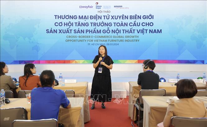 Vice Chairwoman of the Handicraft and Wood Industry Association of Ho Chi Minh City (HAWA) Duong Minh Tue speaks at the workshop. VNA Photo: Xuân Anh 