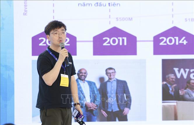 A representative from Wayfair speaks at the workshop. VNA Photo: Xuân Anh 