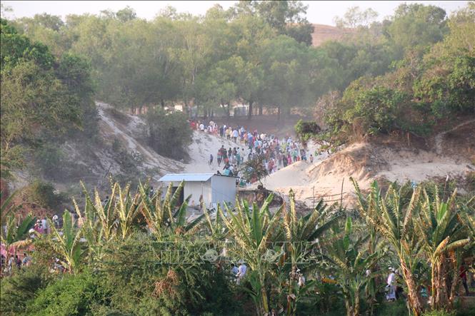 Để đến được khu mộ Chăm, người dân phải đi bộ khá xa qua nhiều động cát. Ảnh: Nguyễn Thanh - TTXVN