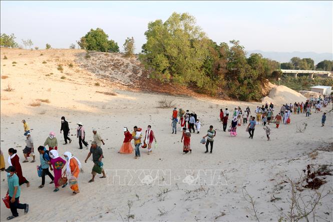 Để đến được khu mộ Chăm, người dân phải đi bộ khá xa qua nhiều động cát. Ảnh: Nguyễn Thanh - TTXVN