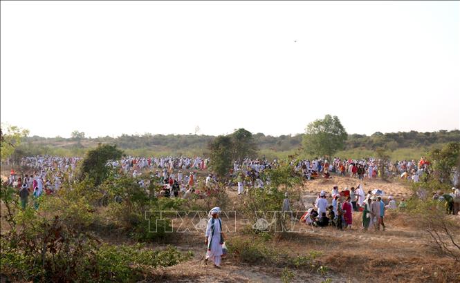 Hàng nghìn người đã tập trung về khu mộ người Chăm (hay còn gọi là động đỏ) ở xã Phan Rí Thành, huyện Bắc Bình (Bình Thuận) để thực hiện nghi thức tảo mộ ông bà, tổ tiên. Ảnh: Nguyễn Thanh - TTXVN