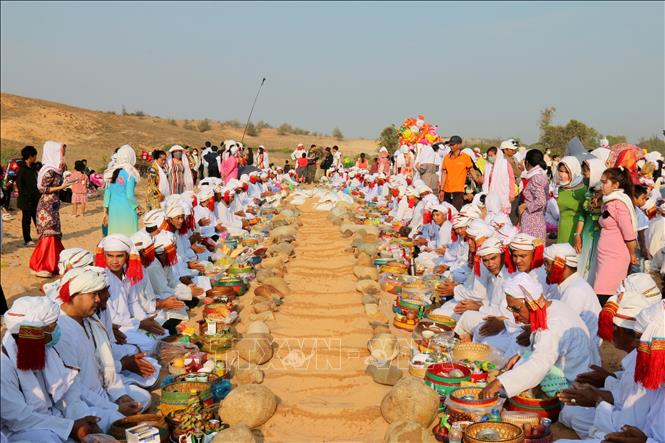 Điều độc đáo là mộ của người Chăm không xây dựng kiêng cố, chỉ phủ cát bằng ngang mặt đất và được đánh dấu bằng một hòn đá tròn.
Nguyễn Thanh - TTXVN