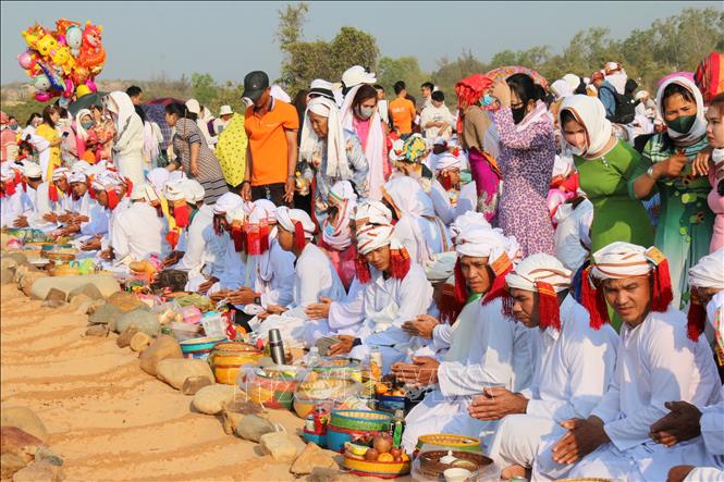 Thực hiện nghi thức cúng trong Lễ tảo mộ của đồng bào Chăm theo đạo Hồi giáo (Bà Ni) ở Bình Thuận.
 Nguyễn Thanh - TTXVN