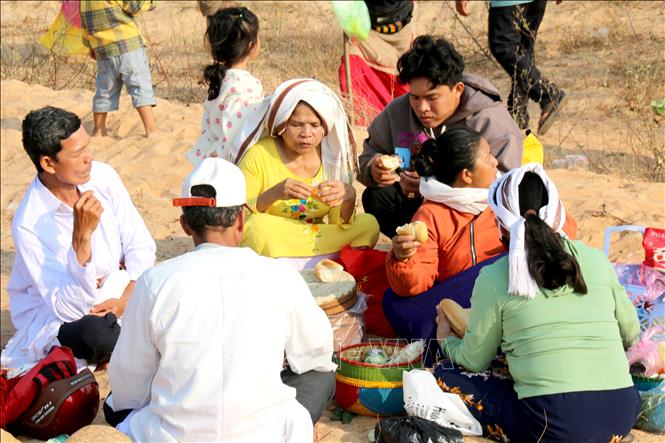 Sau nghi thức cúng trong Lễ tảo mộ, từng gia đình dòng tộc đồng bào Chăm ngồi quây quần bên nhau chia sẻ và cùng ăn đồ cúng mang theo.
Nguyễn Thanh - TTXVN