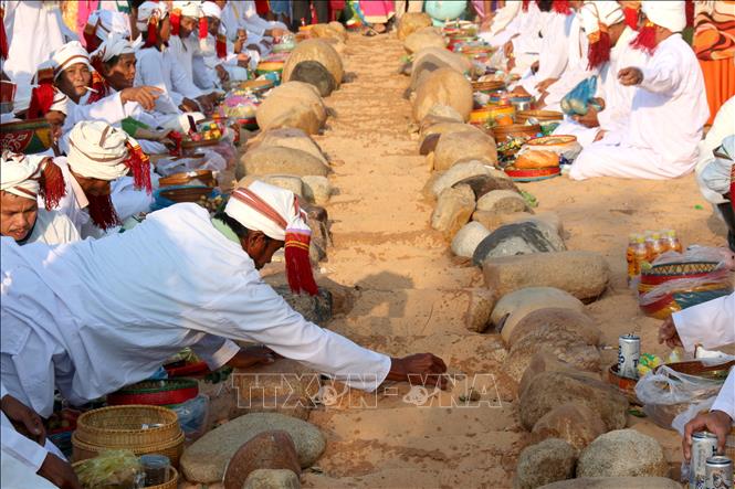Điều độc đáo là mộ của người Chăm không xây dựng kiêng cố, chỉ phủ cát bằng ngang mặt đất và được đánh dấu bằng một hòn đá tròn.
Nguyễn Thanh - TTXVN