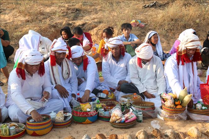 Đồ cúng trong lễ tảo mộ của người Chăm khá đơn giản và không theo quy chuẩn nào cả, tùy vào điều kiện từng gia đình có gì thì cúng cái đó.
Nguyễn Thanh - TTXVN