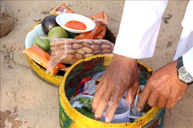Đồ cúng trong lễ tảo mộ của người Chăm khá đơn giản và không theo quy chuẩn nào cả, tùy vào điều kiện từng gia đình có gì thì cúng cái đó.
Nguyễn Thanh - TTXVN