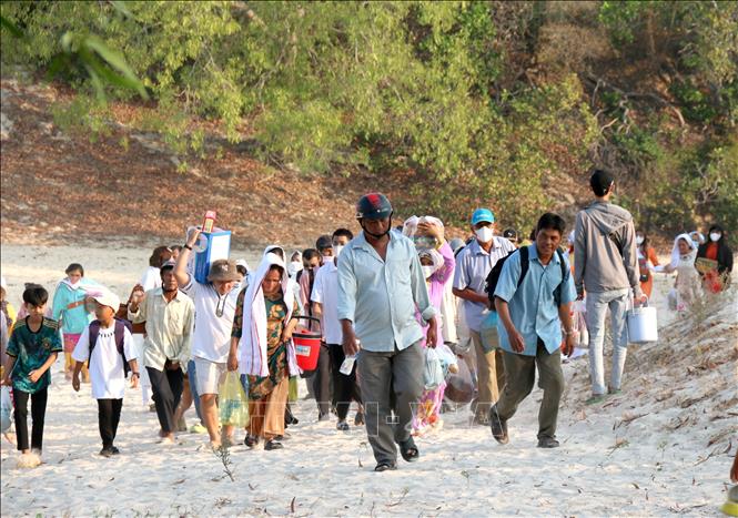 Để đến được khu mộ Chăm, người dân phải đi bộ khá xa qua nhiều động cát.
Nguyễn Thanh - TTXVN