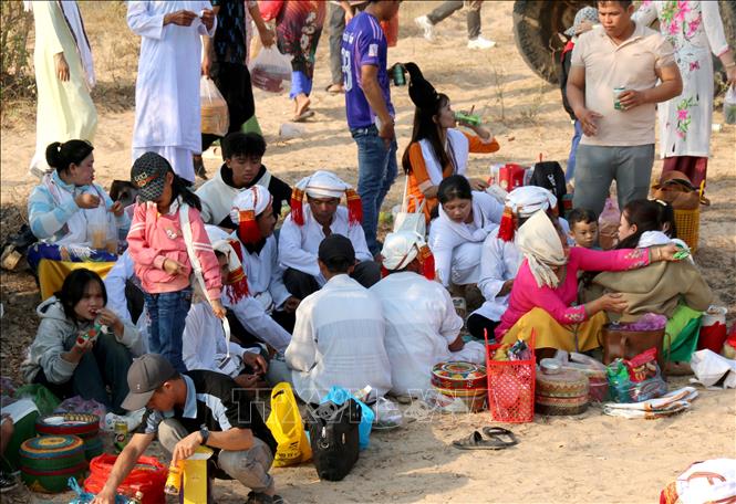 Sau nghi thức cúng trong Lễ tảo mộ, từng gia đình dòng tộc đồng bào Chăm ngồi quây quần bên nhau chia sẻ và cùng ăn đồ cúng mang theo.
Nguyễn Thanh - TTXVN