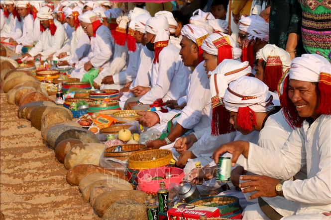 Thực hiện nghi thức cúng trong Lễ tảo mộ của đồng bào Chăm theo đạo Hồi giáo (Bà Ni) ở Bình Thuận.
Nguyễn Thanh - TTXVN