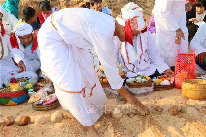 Thầy Char là người chủ lễ cúng, tưới nước lên ngôi mộ với ý nghĩa tẩy uế, làm cho người chết được mát mẻ, sạch sẽ, thanh khiết hơn. 
Nguyễn Thanh - TTXVN