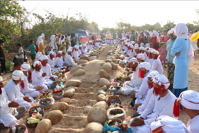 Thực hiện nghi thức cúng trong Lễ tảo mộ của đồng bào Chăm theo đạo Hồi giáo (Bà Ni) ở Bình Thuận.
Nguyễn Thanh - TTXVN
