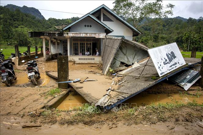 Cảnh tàn phá do lũ lụt và lở đất sau mưa lớn ở huyện Pesisir Selatan, Tây Sumatra, Indonesia ngày 9/3/2024. Ảnh: THX/TTXVN