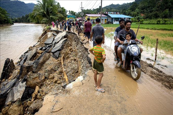 Cảnh tàn phá do lũ lụt và lở đất sau mưa lớn ở huyện Pesisir Selatan, Tây Sumatra, Indonesia ngày 9/3/2024. Ảnh: THX/TTXVN