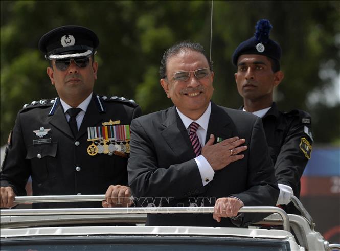 (Tư liệu) Ông Asif Zardari (giữa) dự một sự kiện ở Karachi, Pakistan. Ảnh: AFP/TTXVN