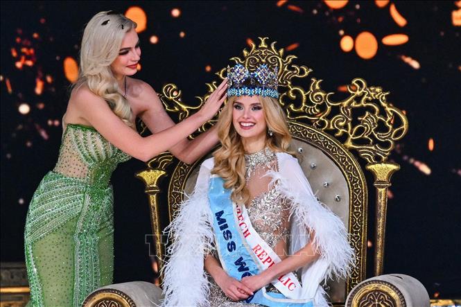 Người đẹp CH Séc Krystyna Pyszkova đăng quang Hoa hậu Thế giới trong đêm chung kết tại Trung tâm Hội nghị World Jio ở thành phố Mumbai, Ấn Độ tối 9/3/2024. Ảnh: AFP/TTXVN