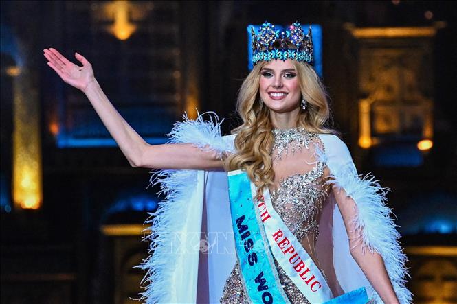 Người đẹp CH Séc Krystyna Pyszkova đăng quang Hoa hậu Thế giới trong đêm chung kết tại Trung tâm Hội nghị World Jio ở thành phố Mumbai, Ấn Độ tối 9/3/2024. Ảnh: AFP/TTXVN