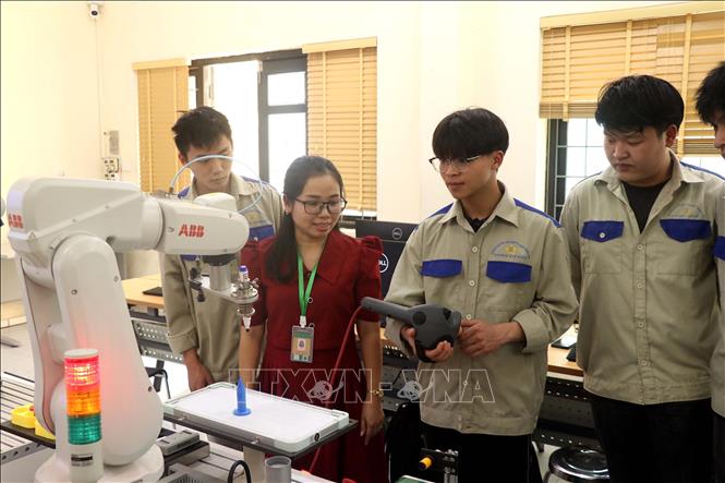 Sinh viên trường Đại học Sư phạm Kỹ thuật Hưng Yên được thực hành trên thiết bị máy móc được đầu tư hiện đại. Ảnh: Đinh Văn Nhiều - TTXVN
