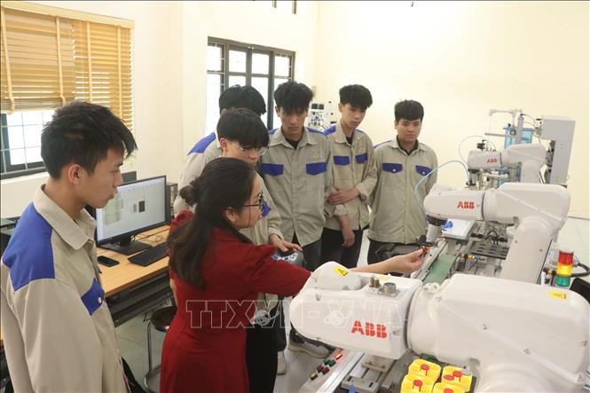 Sinh viên trường Đại học Sư phạm Kỹ thuật Hưng Yên được thực hành trên thiết bị máy móc được đầu tư hiện đại. Ảnh: Đinh Văn Nhiều-TTXVN